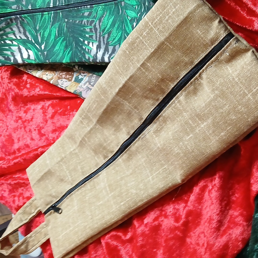 NWOT Accordion Style Shoe Carrier. Bag can carry a bottle of wine, or a 2 ltr.